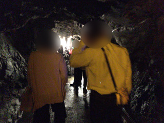 竜ヶ岩洞でグループ散策